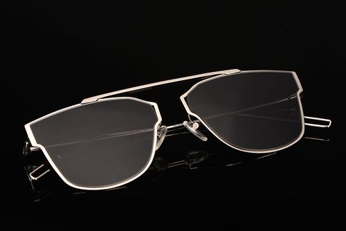 深圳市炫雅眼镜始创于2001年,专注于高档眼镜制造与批发